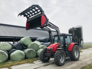 Greifschaufel beim Laden von Silageballen